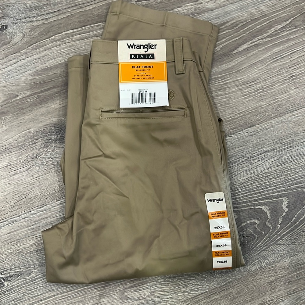 Wrangler Men’s Riata Flat Front Relaxed Fit Khaki Pants
Waist 29 Length 36